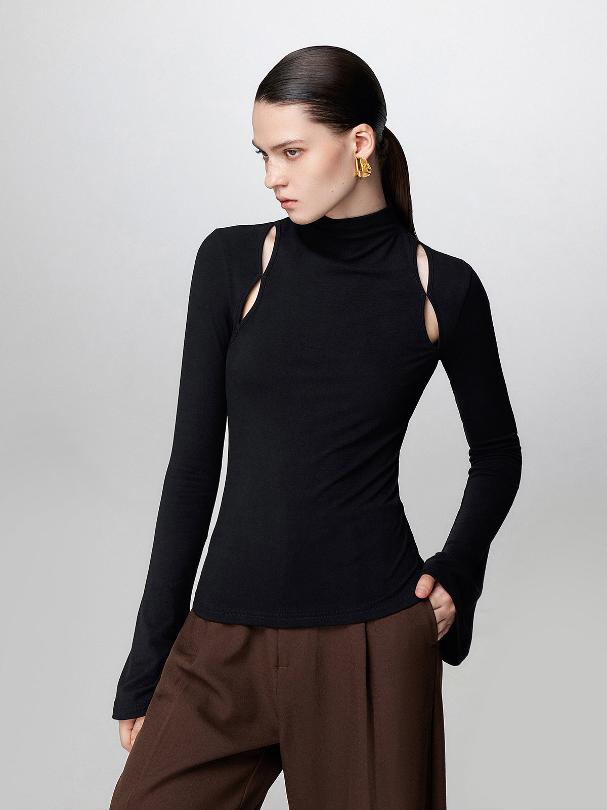 Chemise à manches longues avec encolure montante et découpes