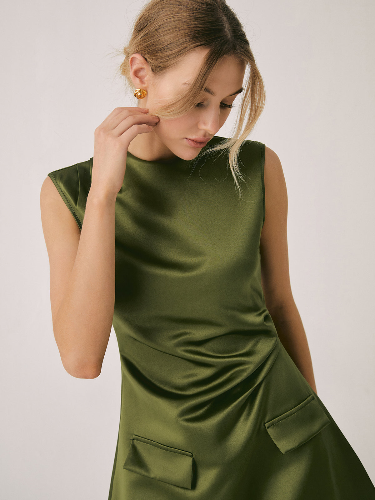 Robe courte en satin à col rond