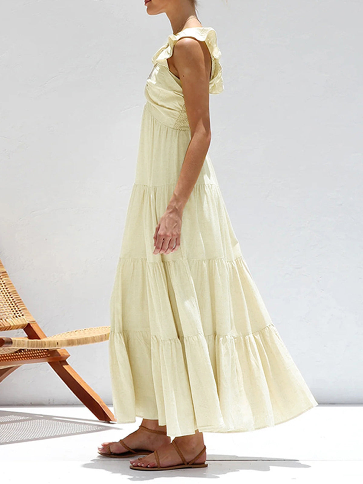 Robe longue à encolure en V à volants sur les épaules