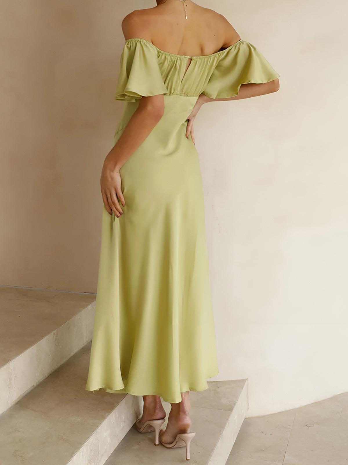Élégante robe longue à manches à volants fendues