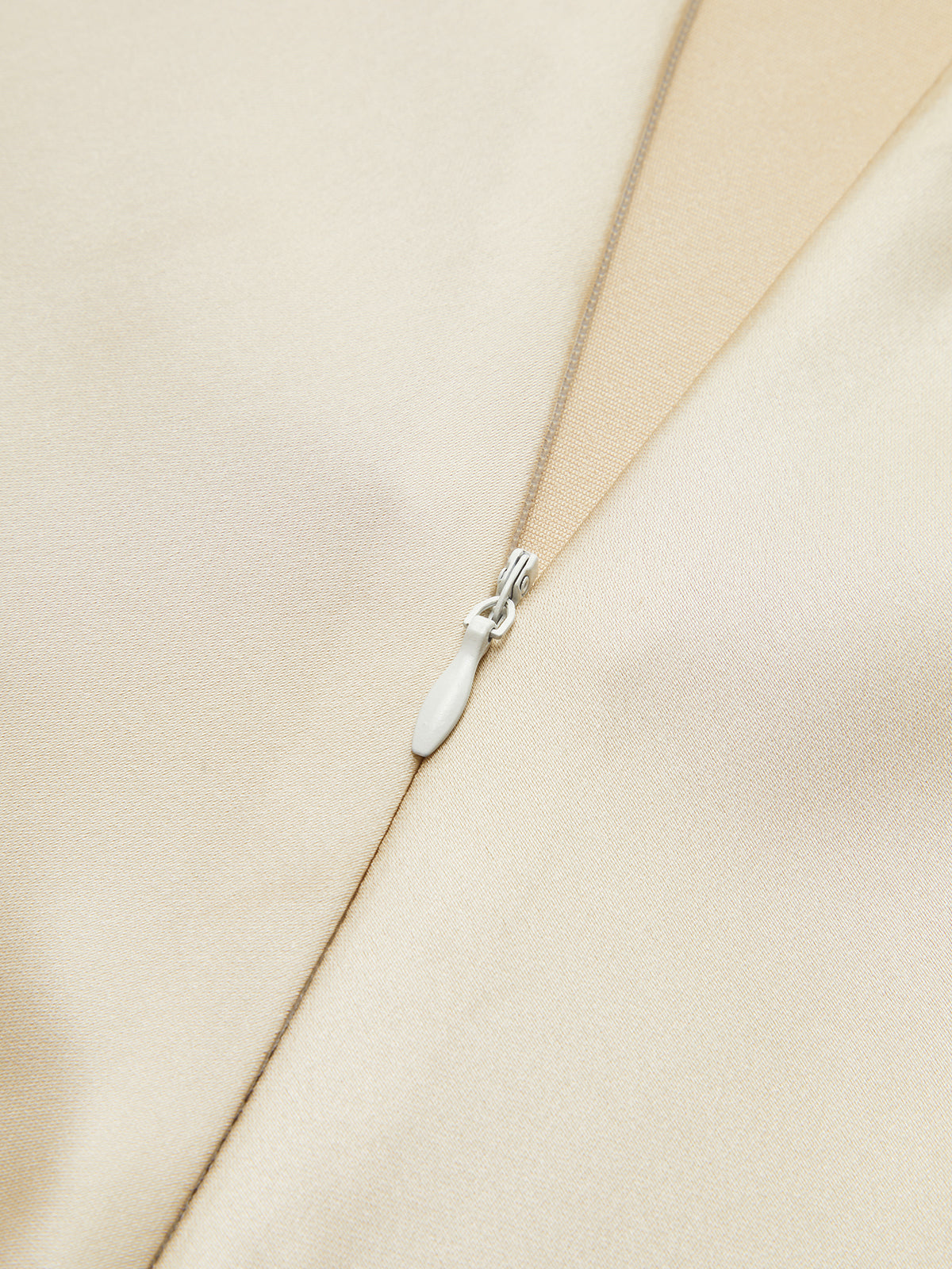 Robe longue en satin avec découpe et fermeture éclair