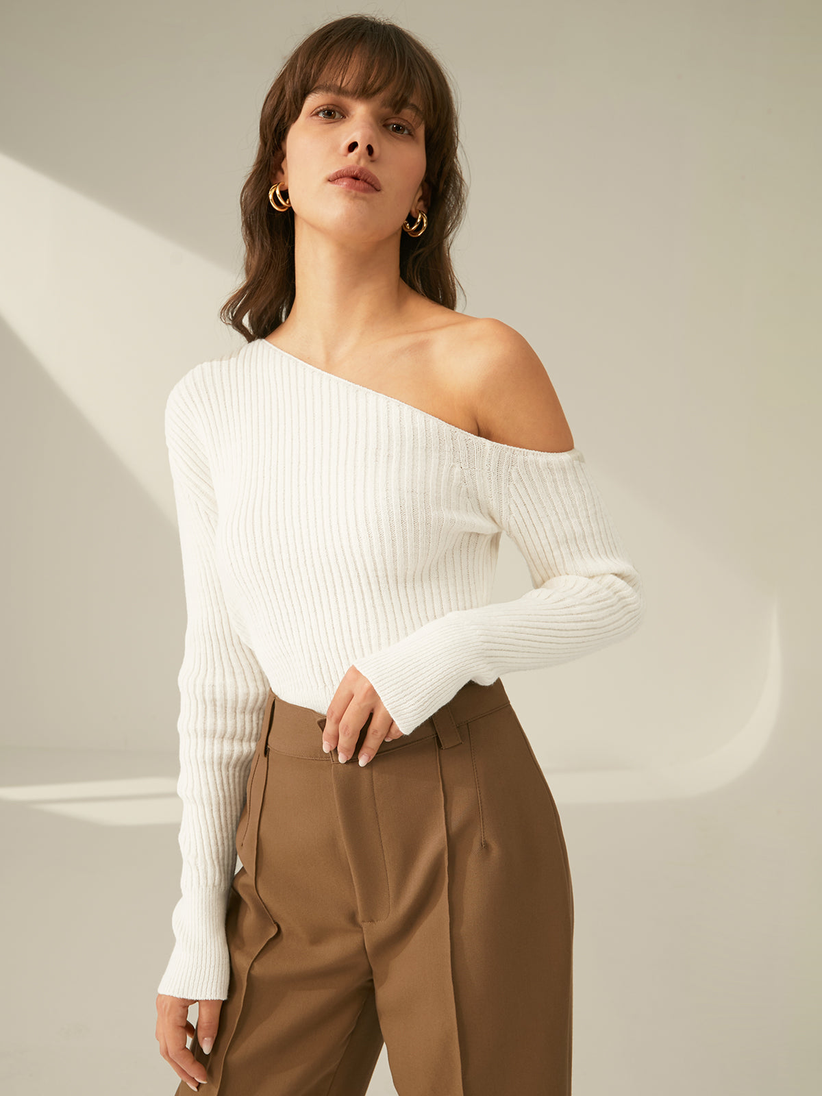 Pull à col roulé à manches longues et épaule dénudée