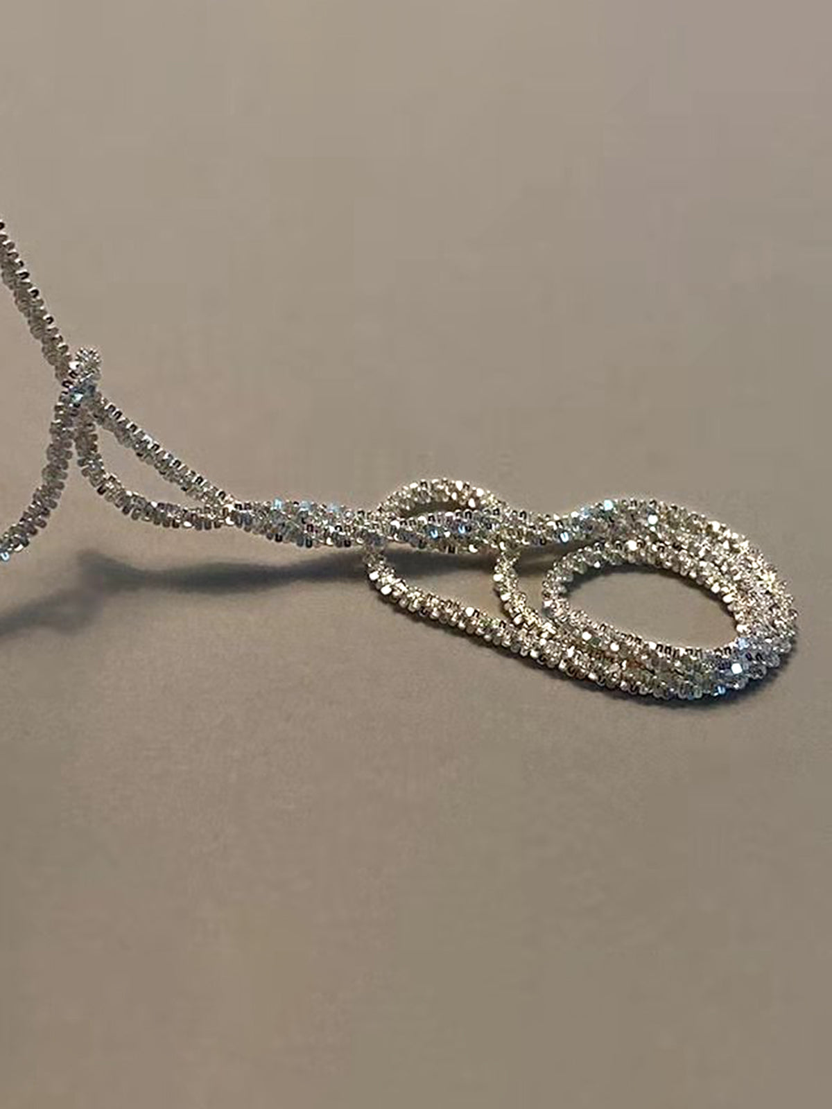 Collier plaqué argent avec décor en strass