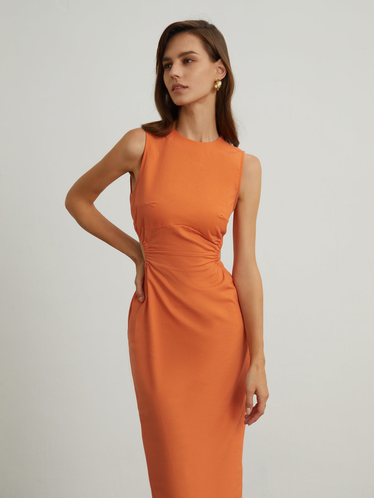Robe midi en lin avec découpe dans le dos