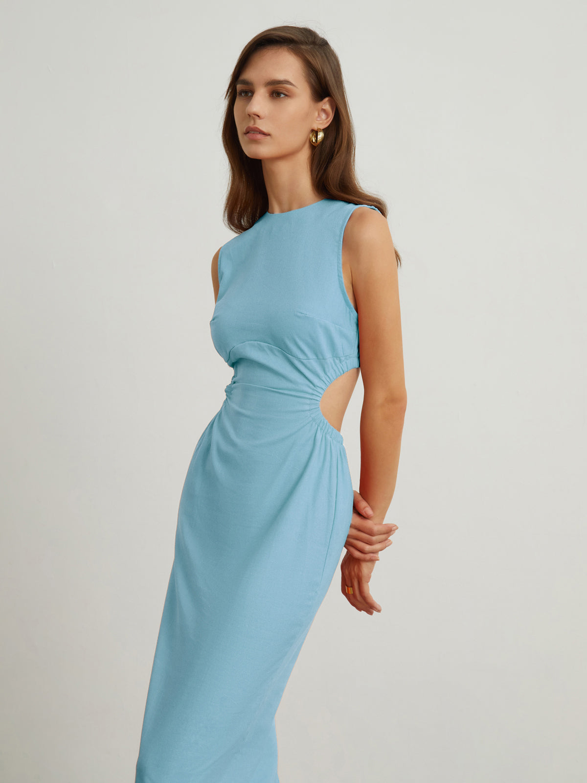 Robe midi en lin avec découpe dans le dos