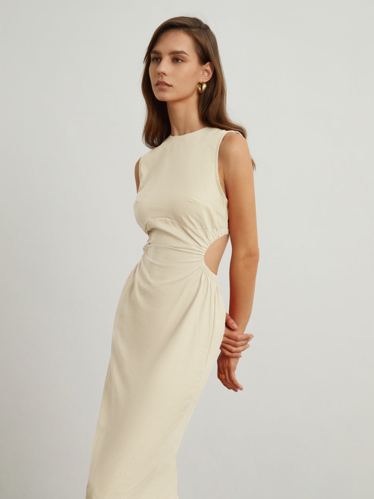 Robe midi en lin avec découpe dans le dos