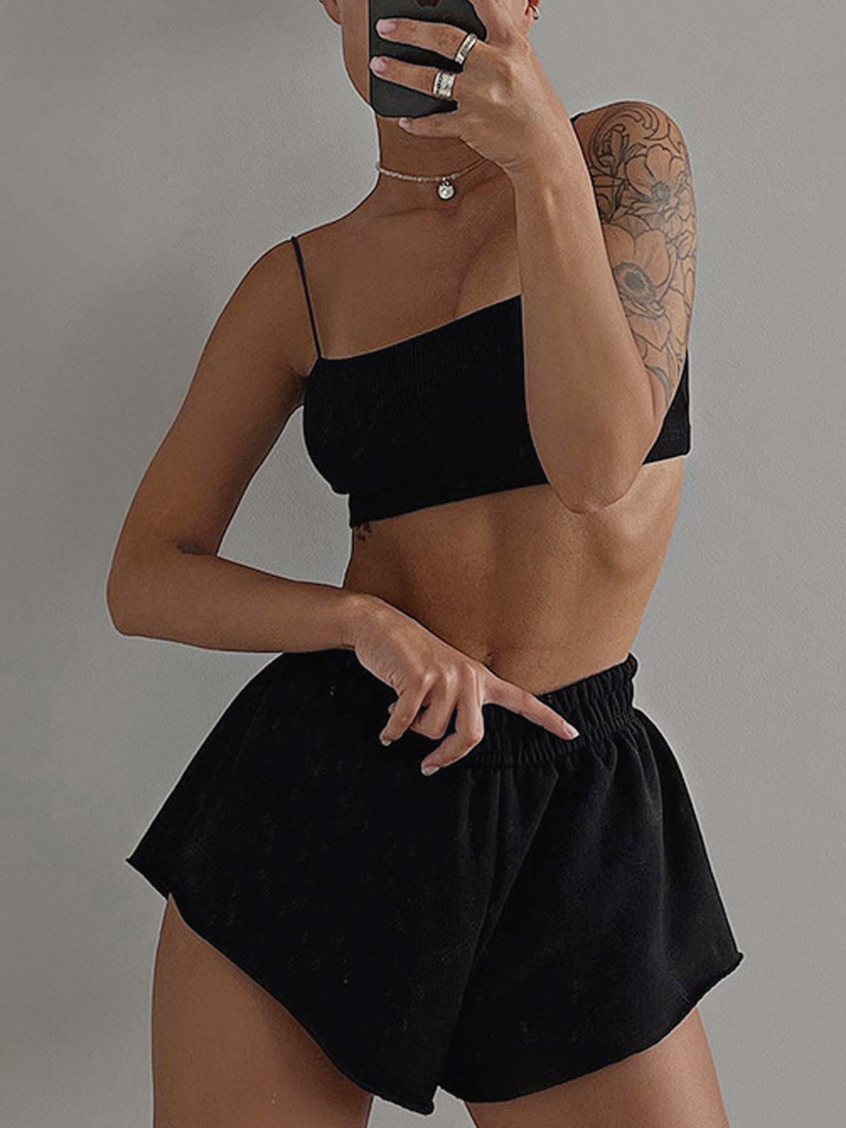 semble de trois pièces à manches longues et shorts athleisure