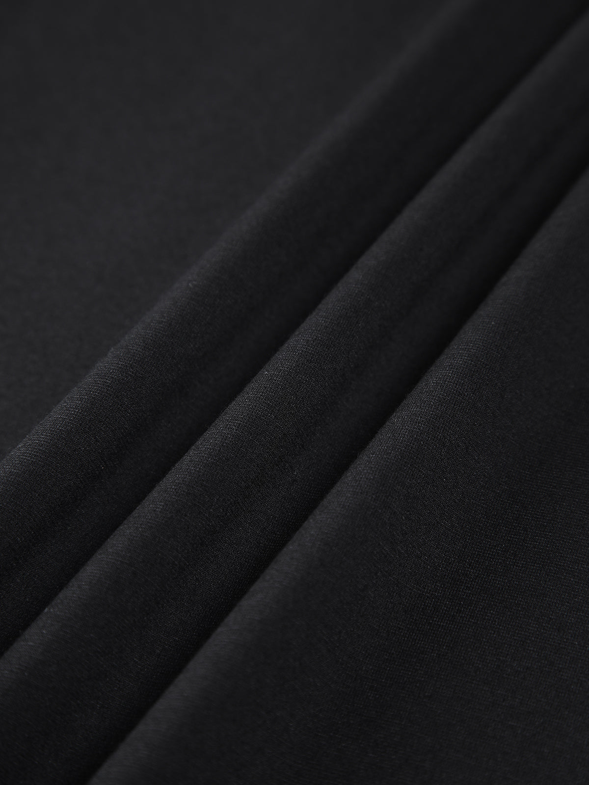 Robe courte à manches longues en côtes avec encolure montante et découpe oblique