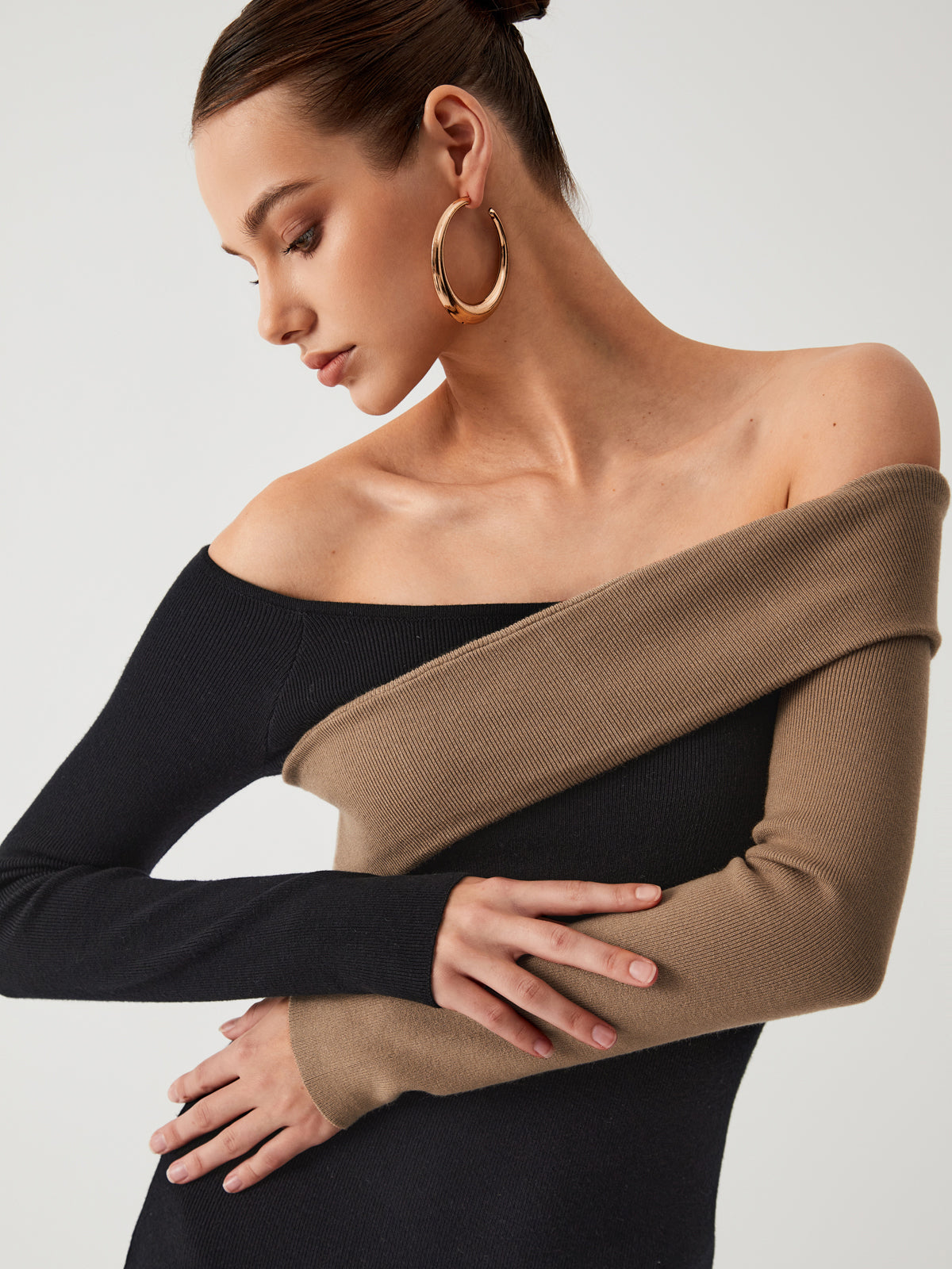 Robe-pull courte à manches asymétriques bicolores