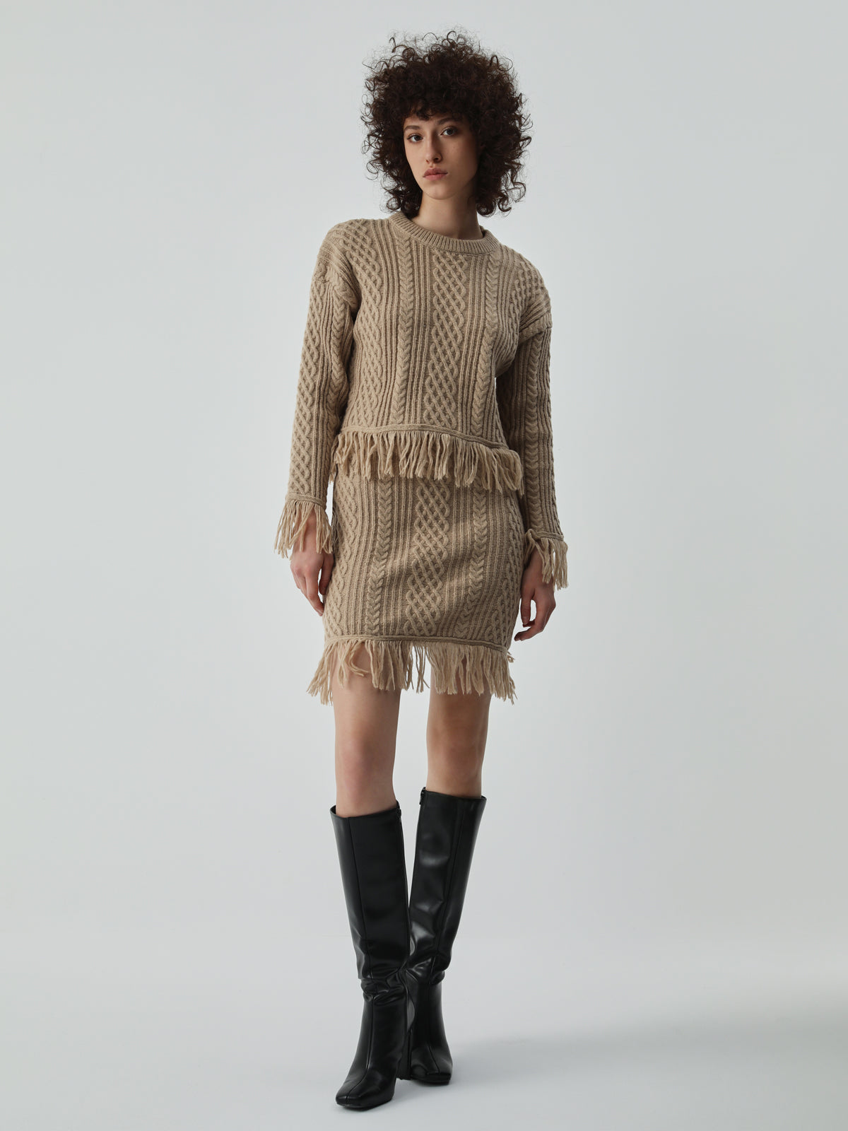 semble jupe et haut en tricot à torsades avec ourlet à franges à manches longues