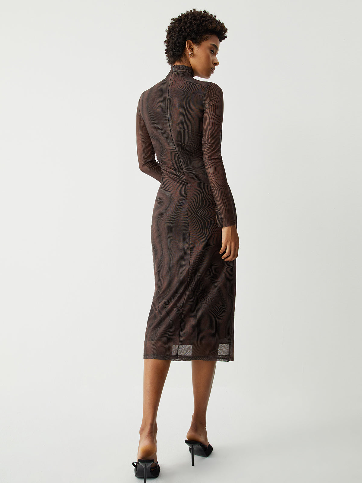 Robe mi-longue en tulle imprimé à col montant en maille