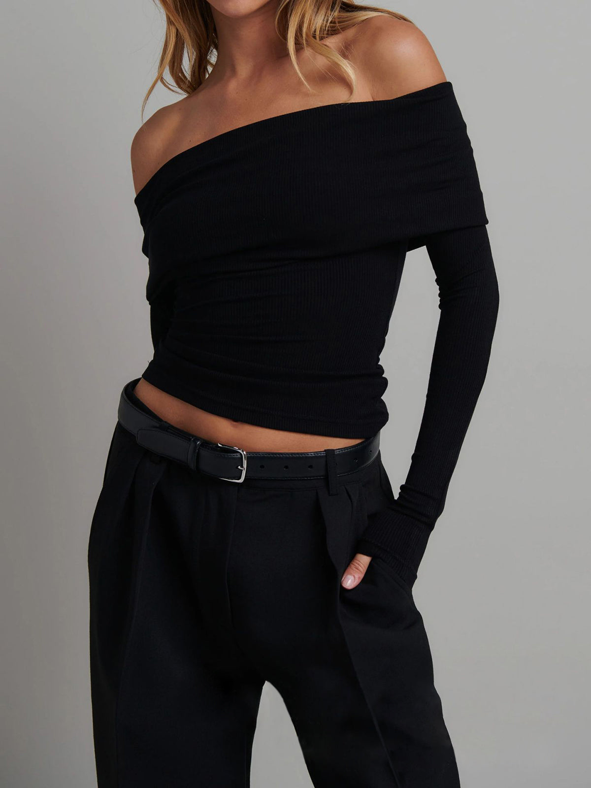 Chemise crop à manches longues avec épaules dénudées et pli sur le dessus