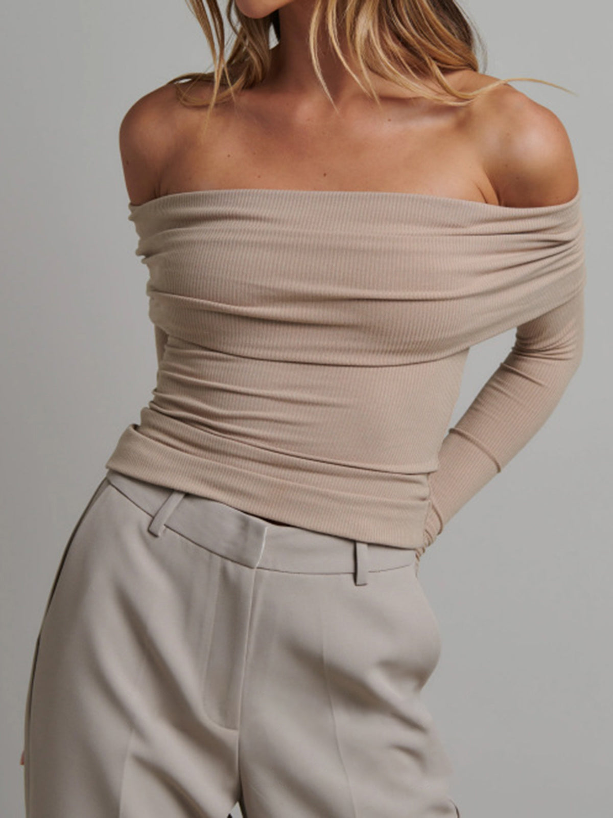 Chemise crop à manches longues avec épaules dénudées et pli sur le dessus