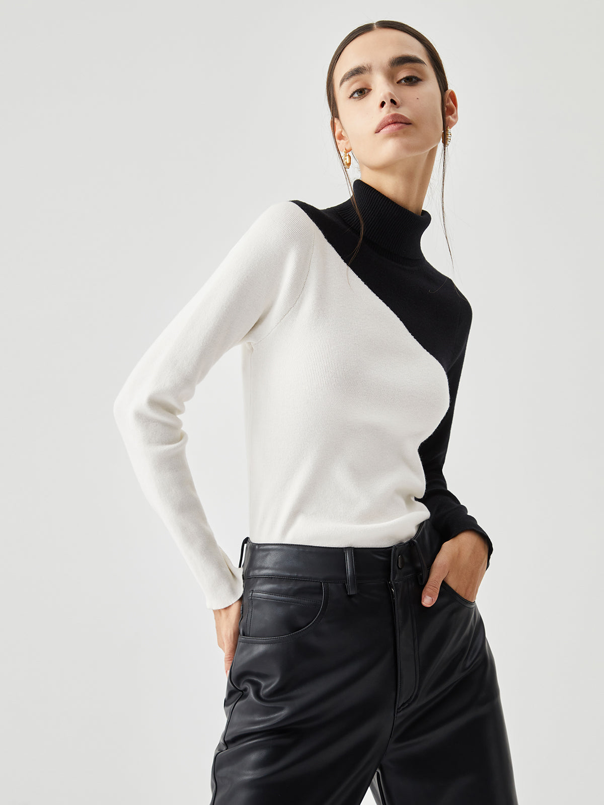 Haut tricoté à manches longues à encolure montante en patchwork asymétrique