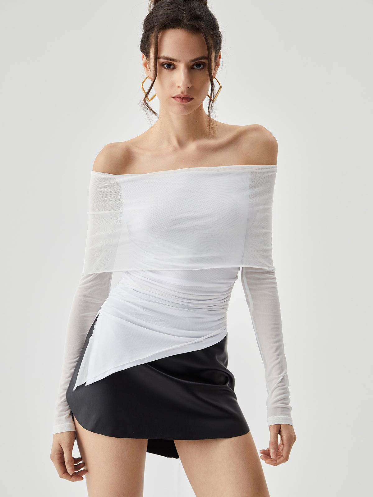 Chemise à manches longues froncée à ourlet oblique épaules dénudées