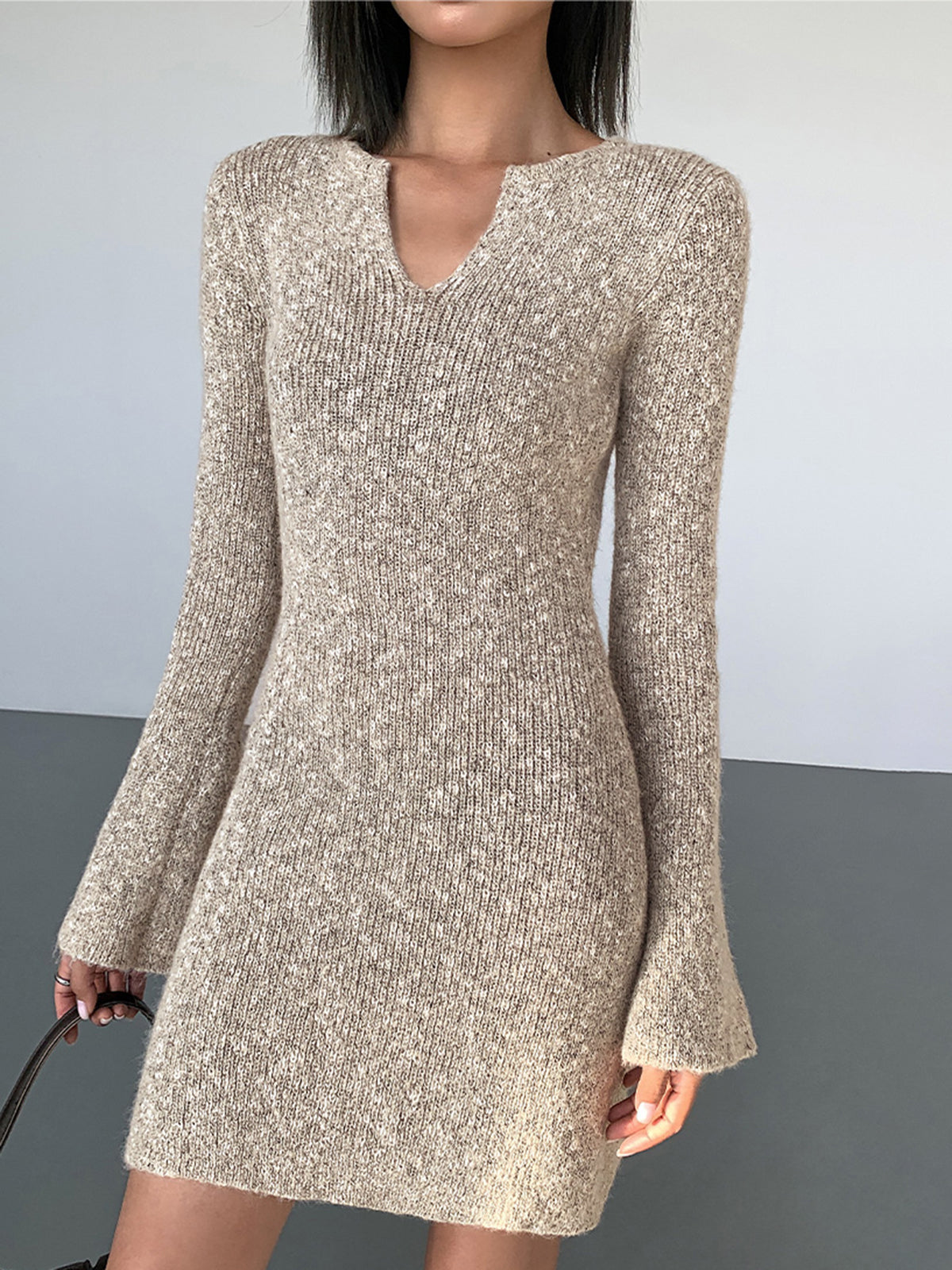Robe moulante en tricot à manches longues et col en V