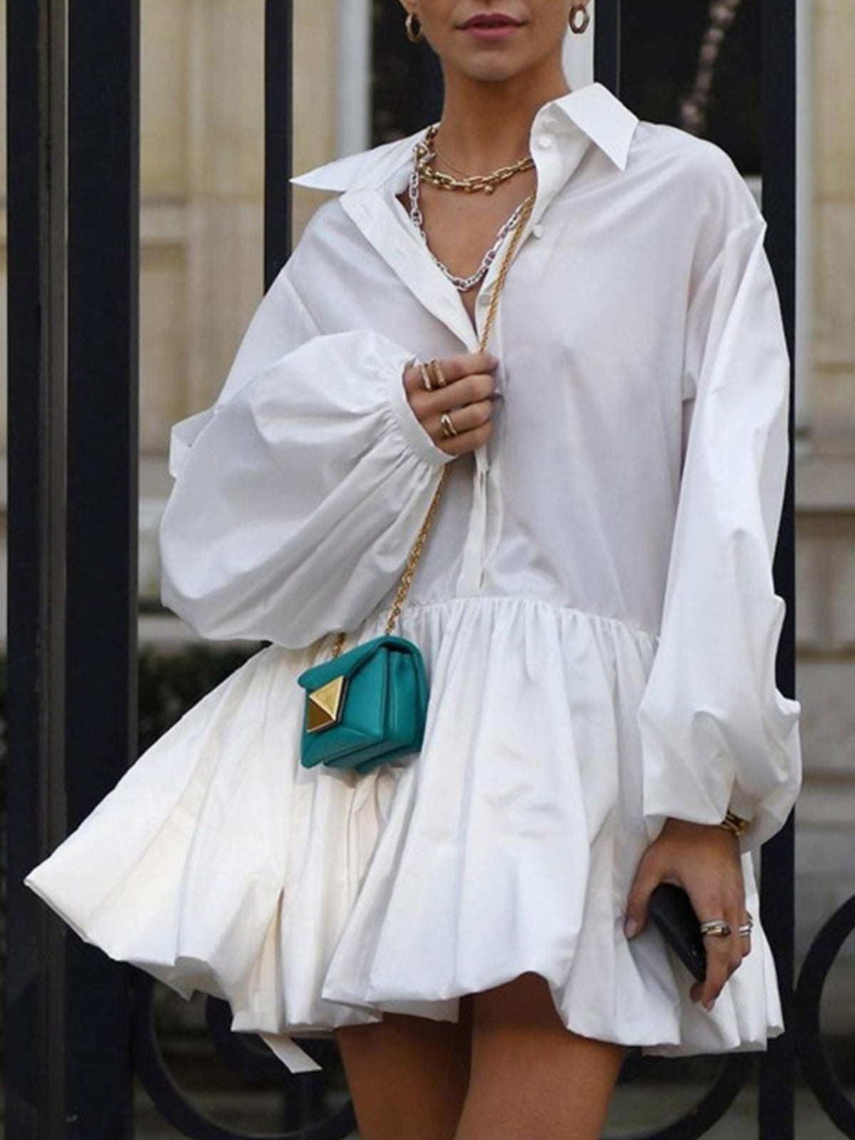 Robe mini à manches longues plissées avec col boutonné