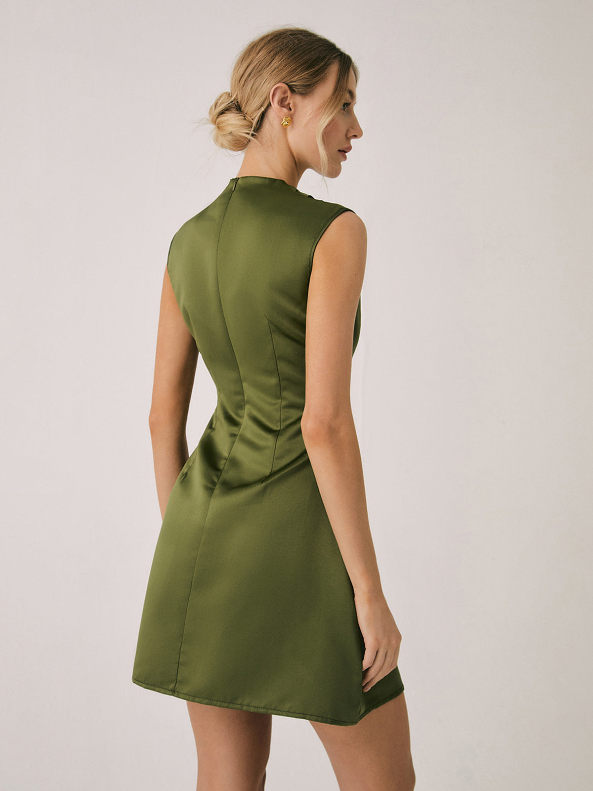 Robe courte en satin à col rond