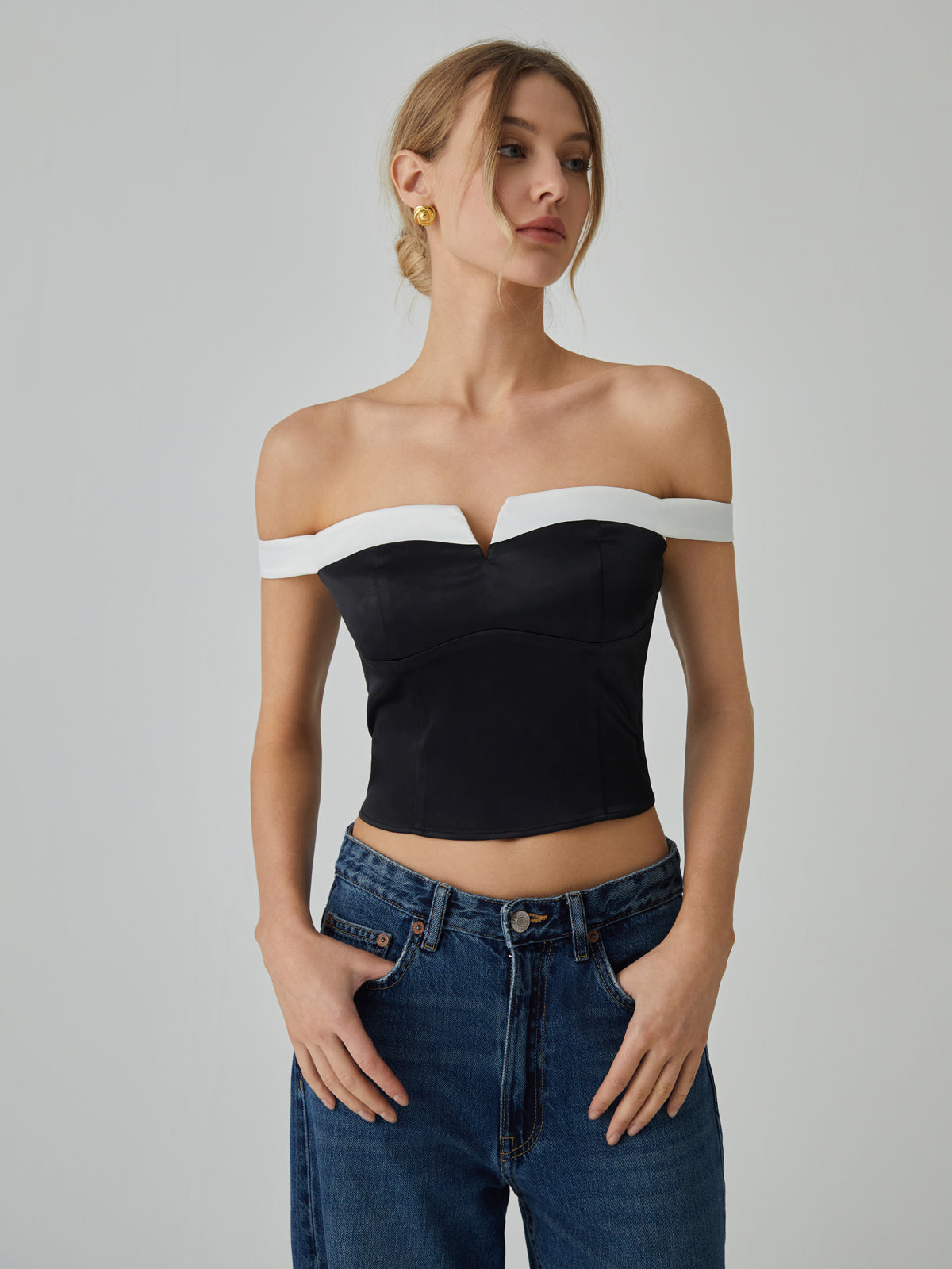 Blouse épaules dénudées avec bordure contrastante