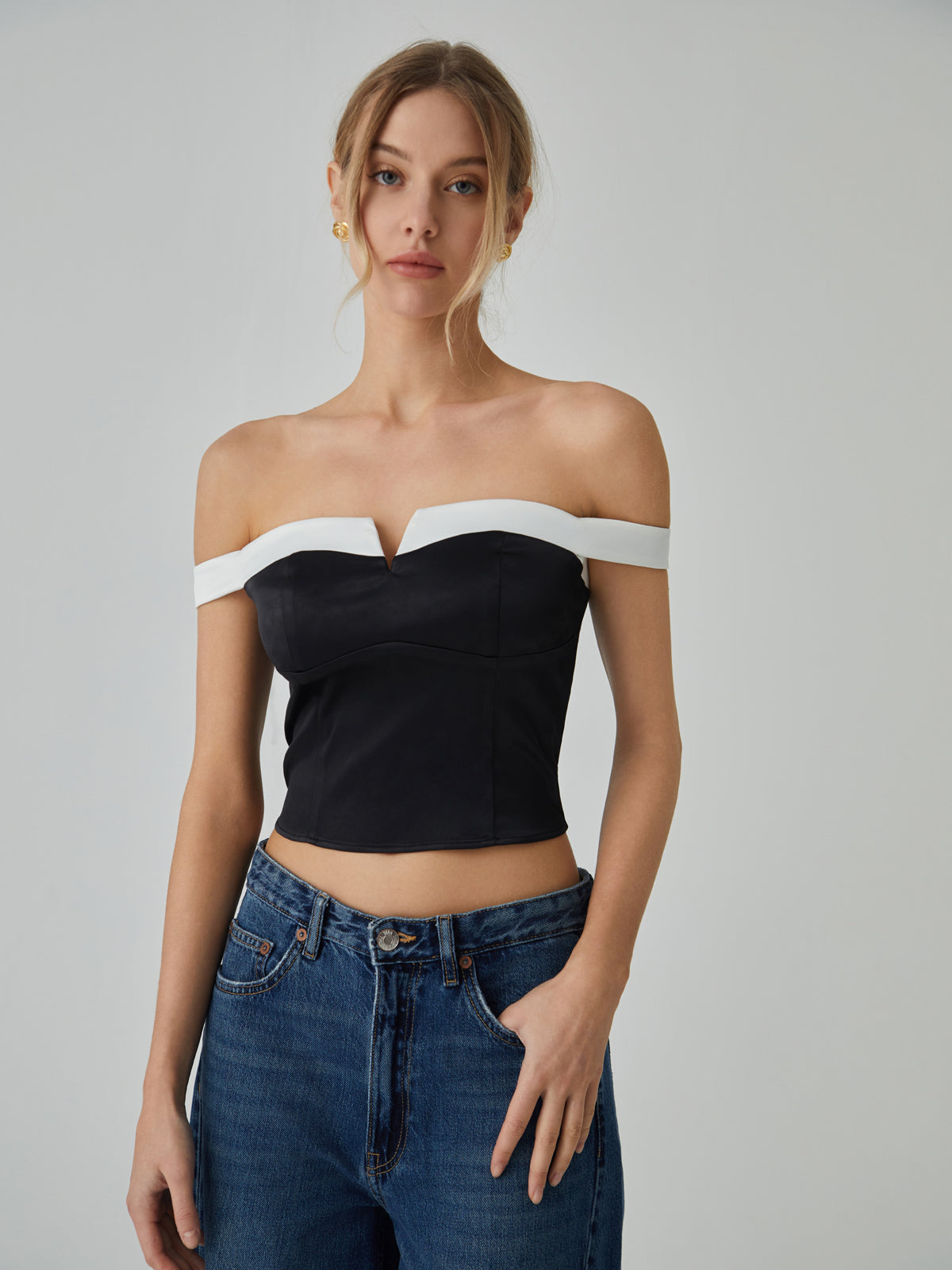 Blouse épaules dénudées avec bordure contrastante
