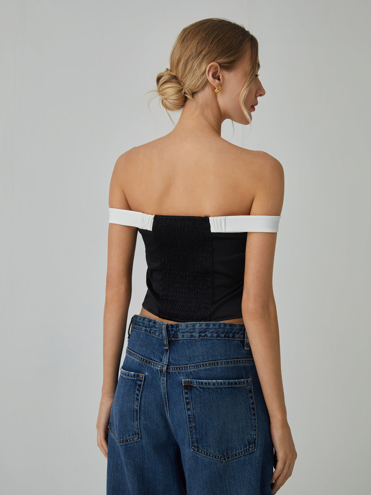 Blouse épaules dénudées avec bordure contrastante