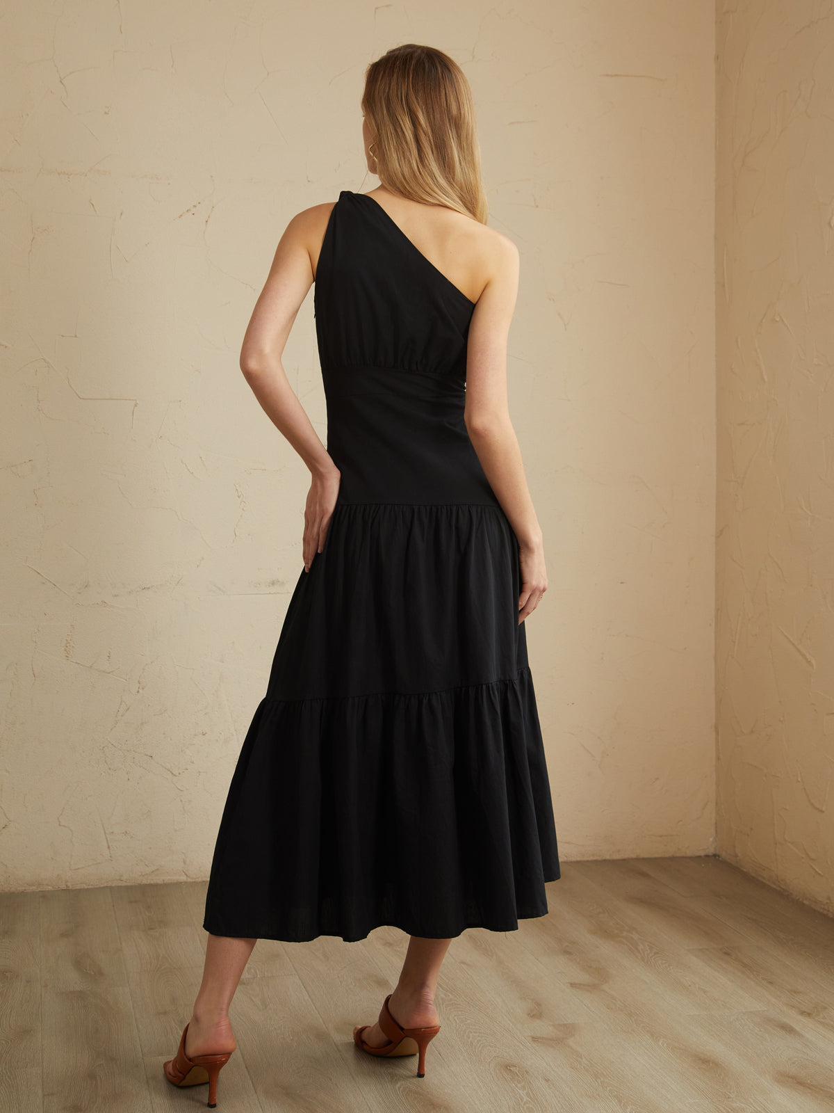 Robe midi à épaule asymétrique nouée