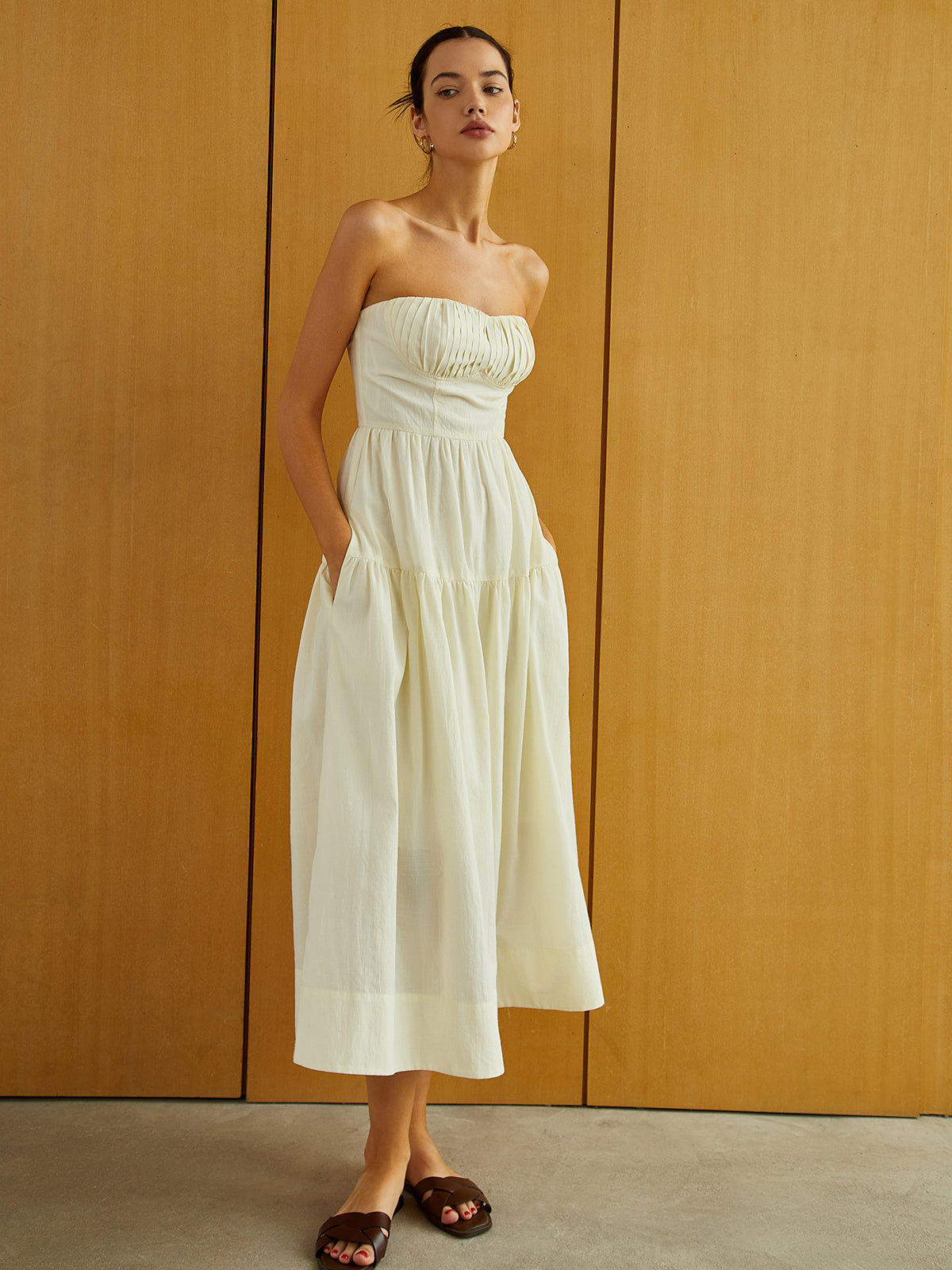 Robe midi plissée à fermeture éclair crémeuse