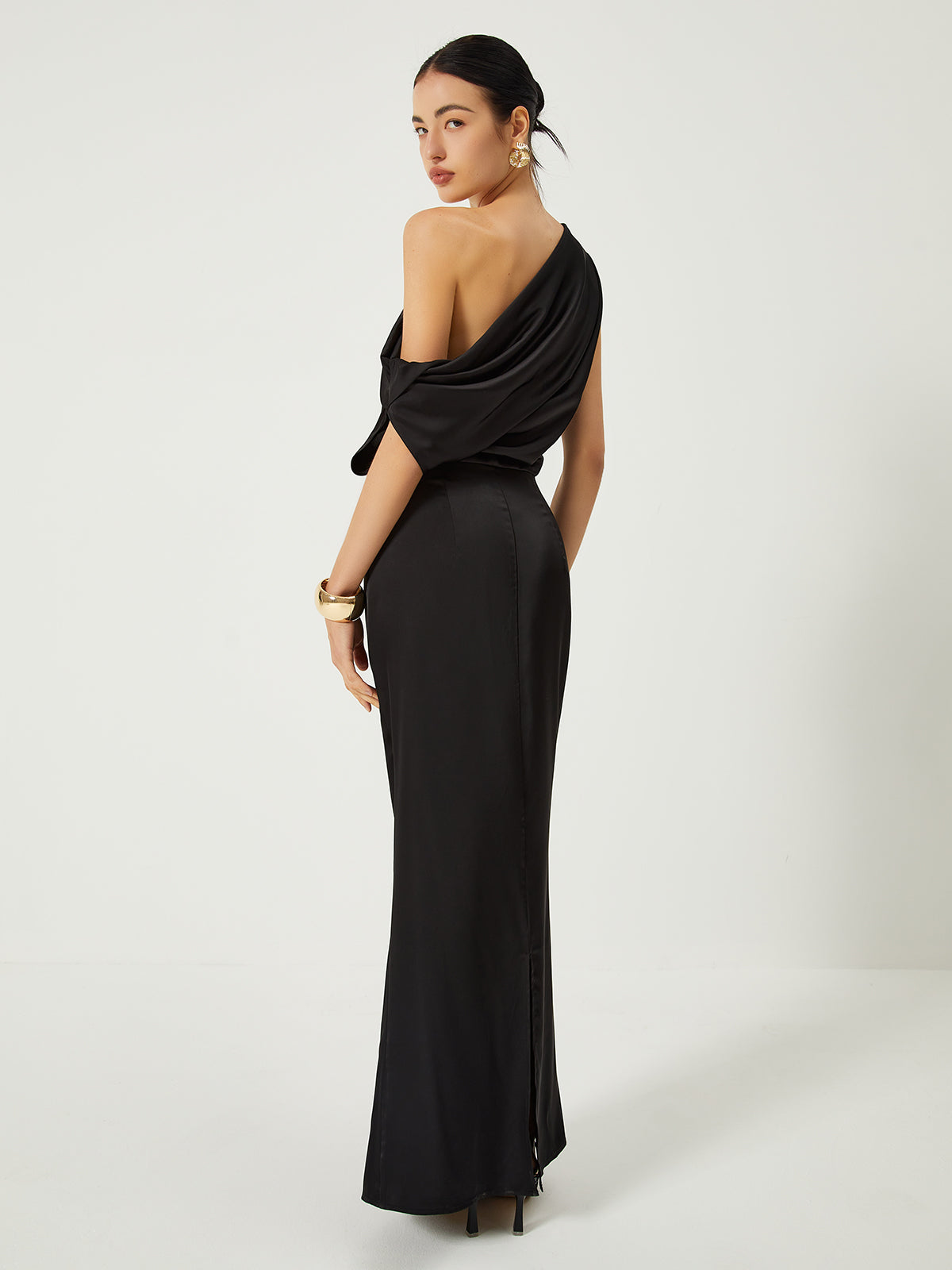 Robe longue fendue en satin à une épaule dénudée