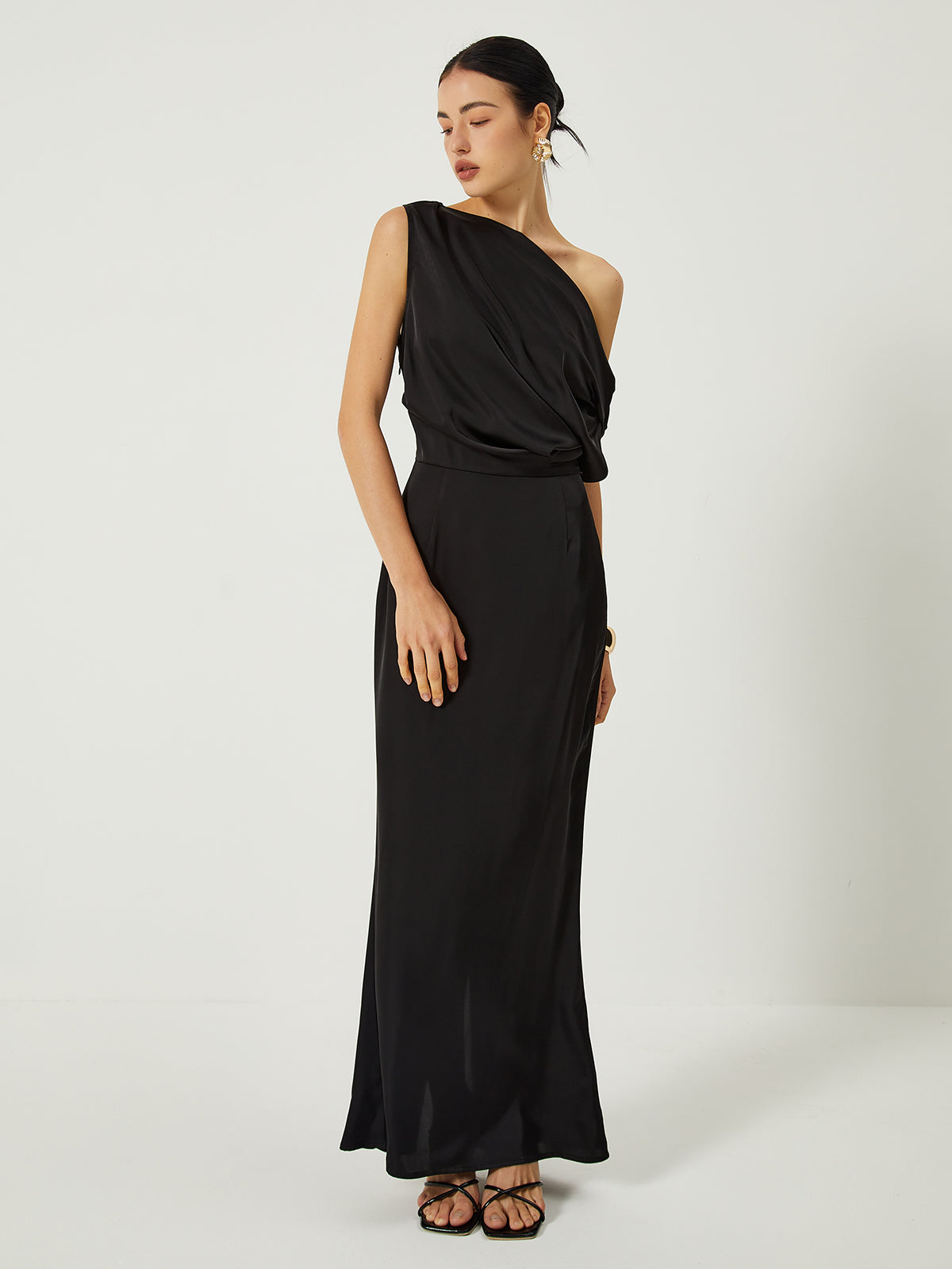Robe longue fendue en satin à une épaule dénudée