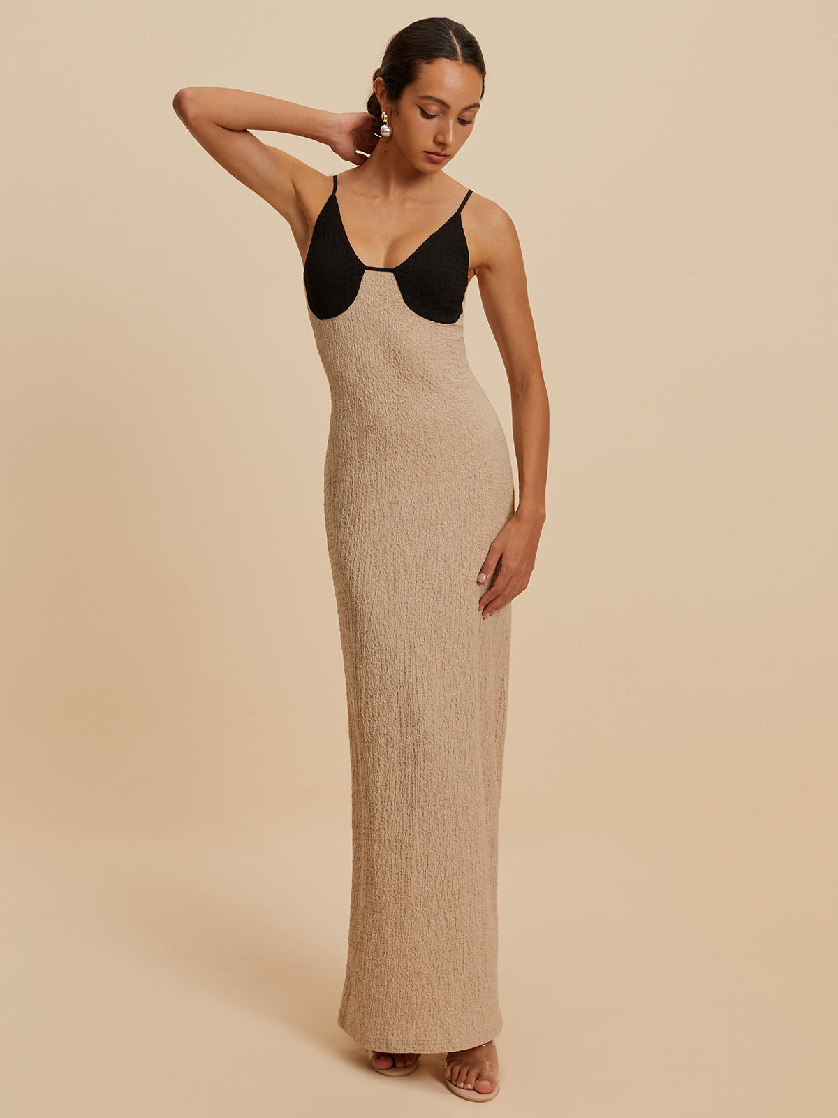 Robe longue sans manches et décolletée