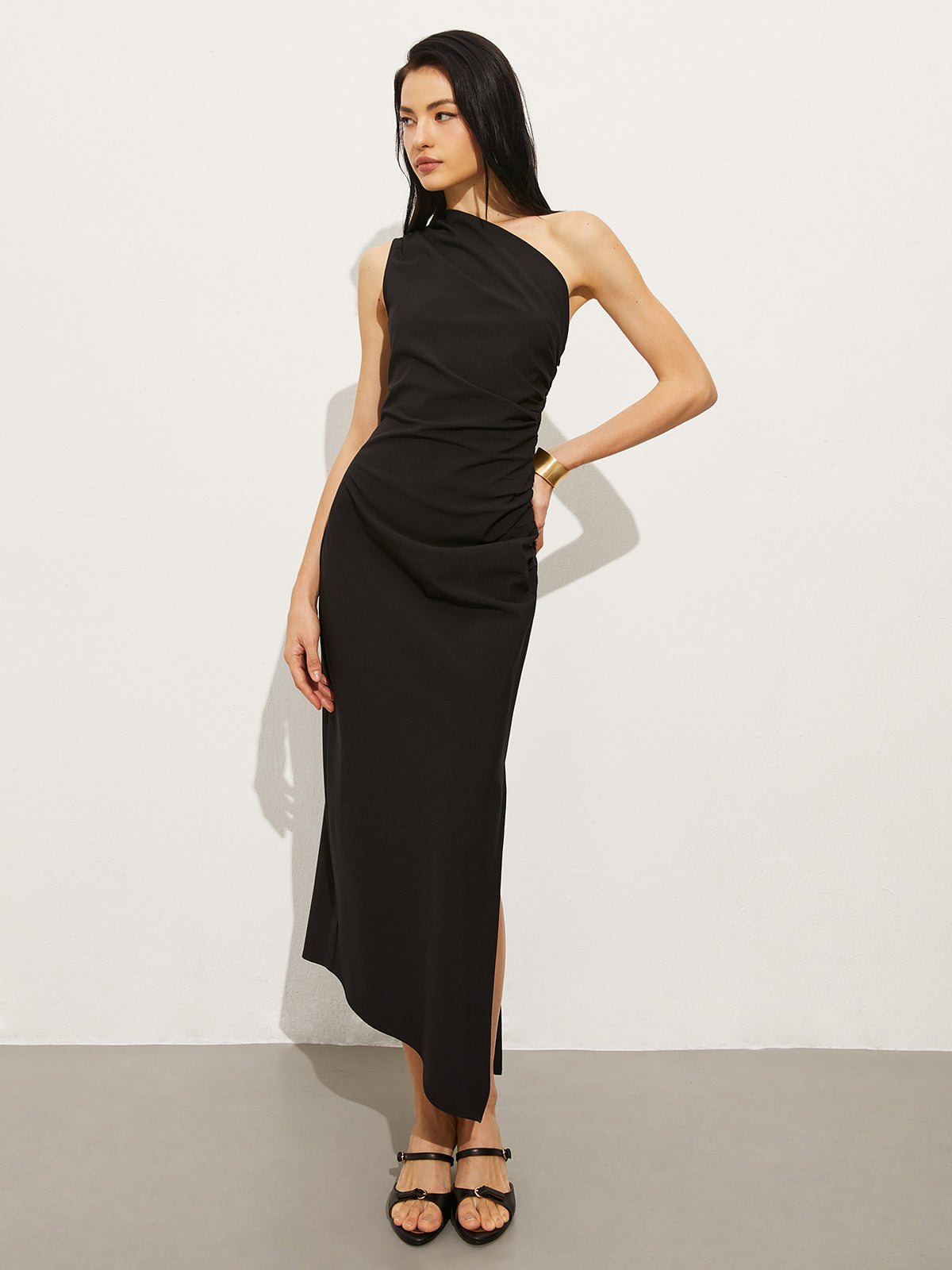 Robe longue plissée à col asymétrique
