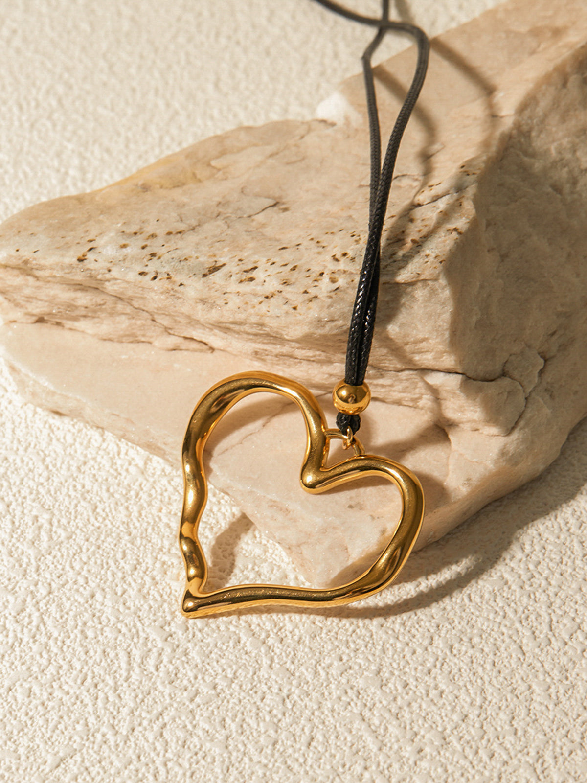 Collier en forme de cœur creux