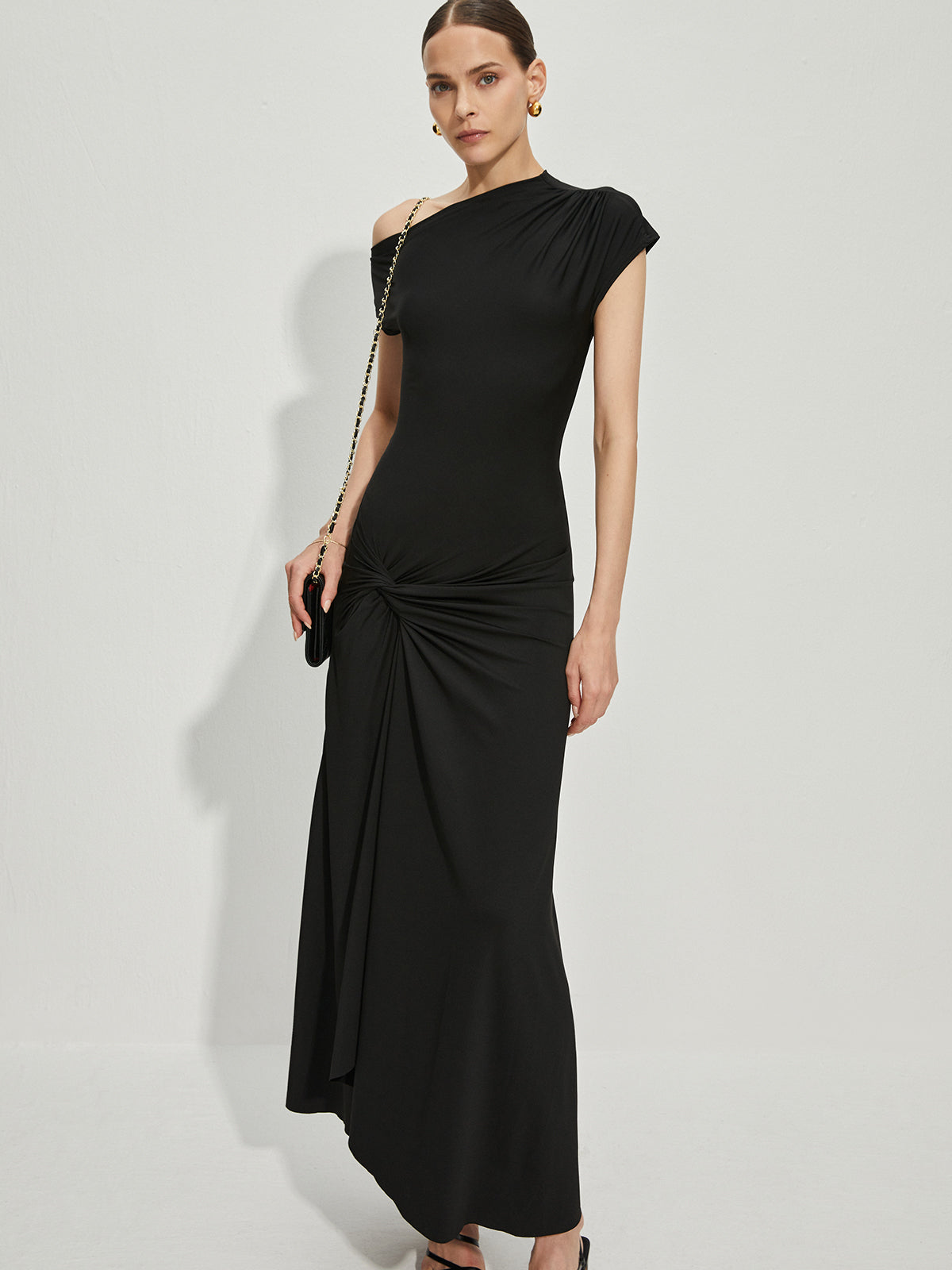 Robe longue à fente avant asymétrique avec col