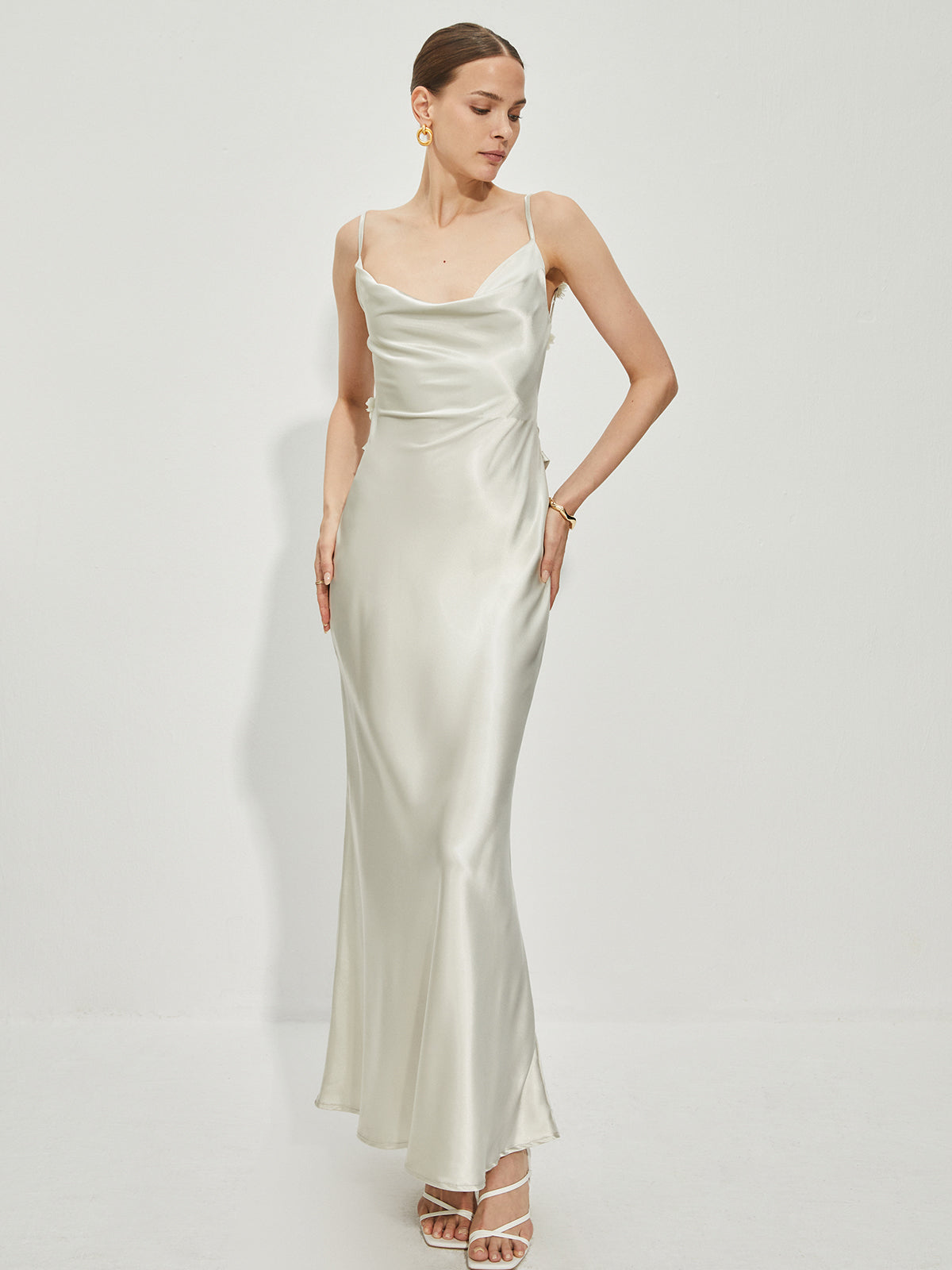 Robe dos nu en satin à col bénitier